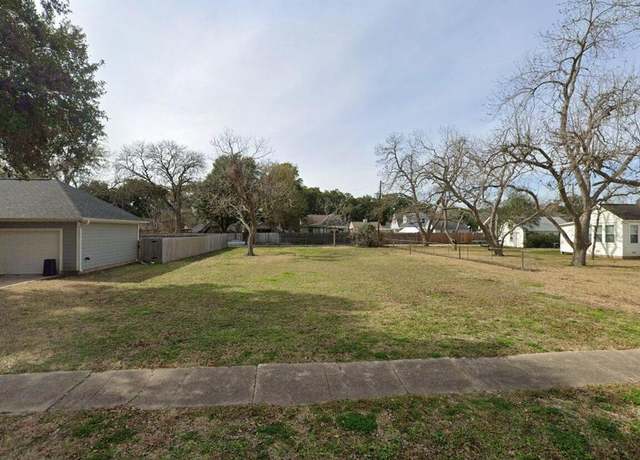 Property at 1210 San Jacinto St, Rosenberg, TX 77471