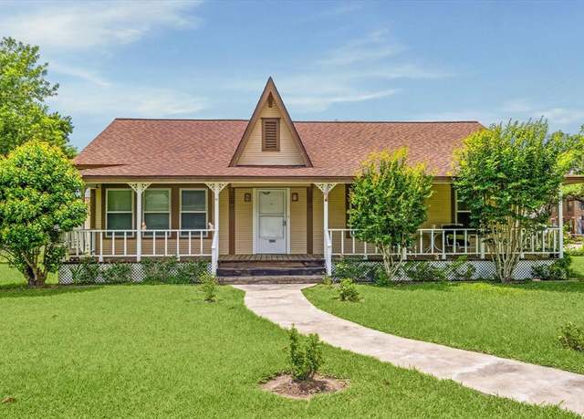 Property at 504 S South Jackson St, Alvin, TX 77511, 3 beds, 2 baths