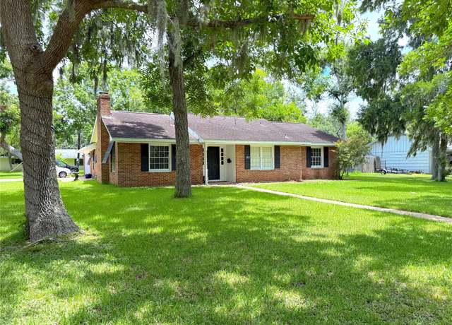 Property at 132 Daisy St, Lake Jackson, TX 77566, 3 beds, 2 baths