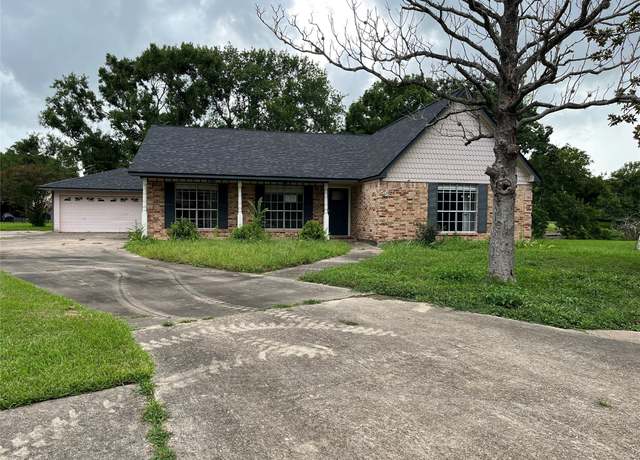 Property at 55 Mistletoe Ct, Lake Jackson, TX 77566, 4 beds, 2 baths