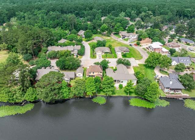 Property at 1600 Wimbledon Dr, Huntsville, TX 77340, 3 beds, 2.5 baths
