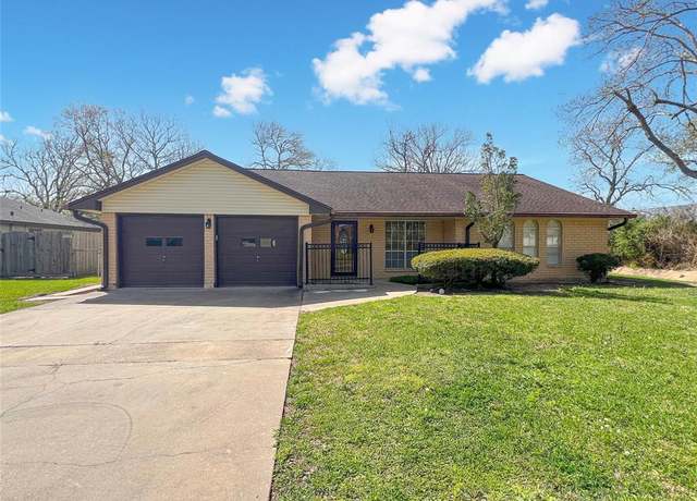 Property at 303 Petunia St, Lake Jackson, TX 77566, 4 beds, 2 baths