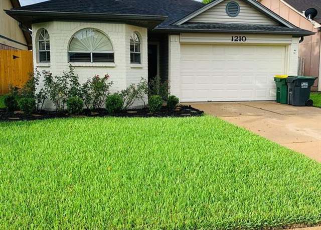 Property at 1210 Chelsea Ln, Pearland, TX 77581, 3 beds, 2 baths