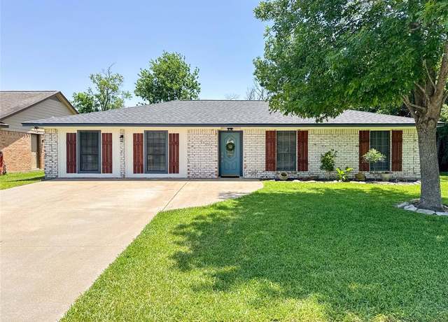 Property at 712 Molina Dr, Angleton, TX 77515, 3 beds, 2 baths