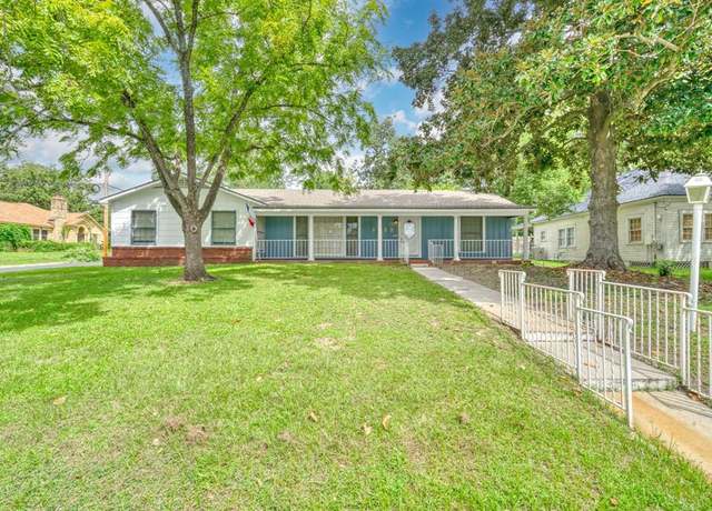 Property at 1422 21st St, Huntsville, TX 77340, 3 beds, 2 baths
