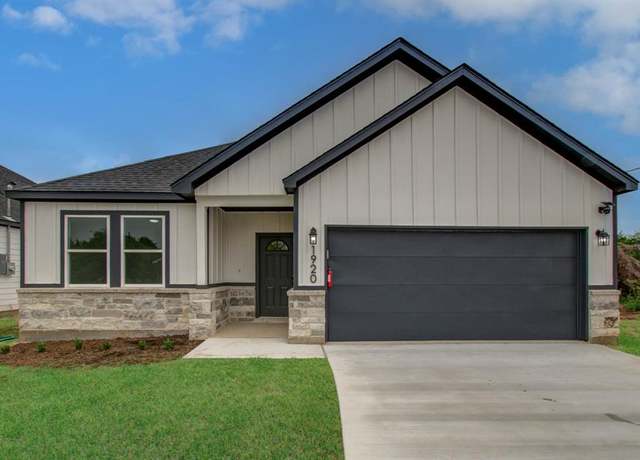 Property at 1920 1st St, Hempstead, TX 77445, 3 beds, 2 baths