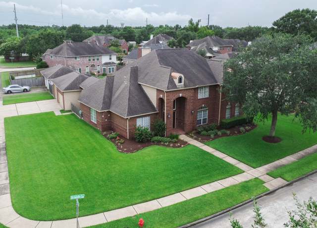 Property at 1712 Orlando St, Friendswood, TX 77546, 5 beds, 3 baths