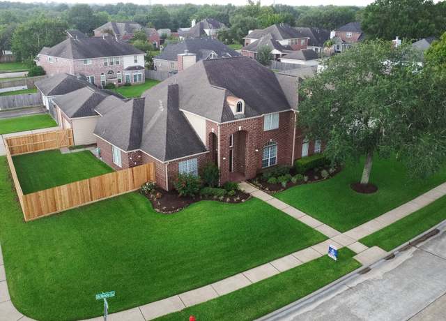 Property at 1712 Orlando St, Friendswood, TX 77546, 5 beds, 3 baths
