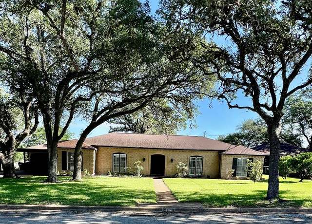 Property at 205 Cathy Dr, Hallettsville, TX 77964, 3 beds, 2.5 baths