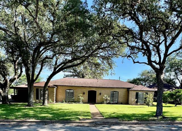 Property at 205 Cathy Dr, Hallettsville, TX 77964, 3 beds, 2.5 baths