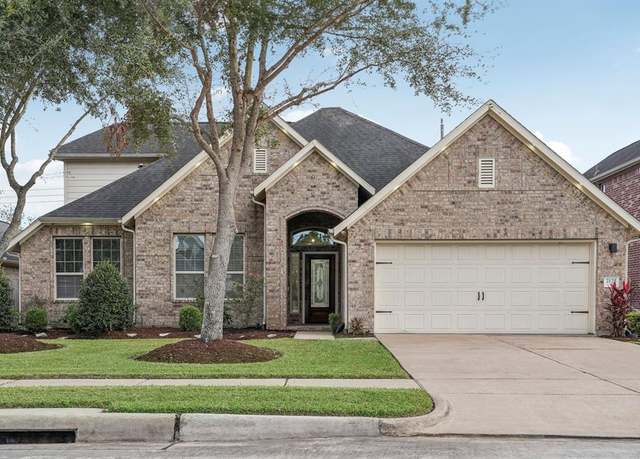 Property at 2125 Mooncrest Dr, Houston, TX 77089, 3 beds, 3 baths