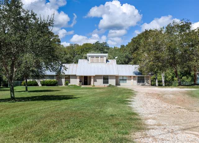 Property at 12 Creekwood Dr, Schulenburg, TX 78956, 3 beds, 2 baths