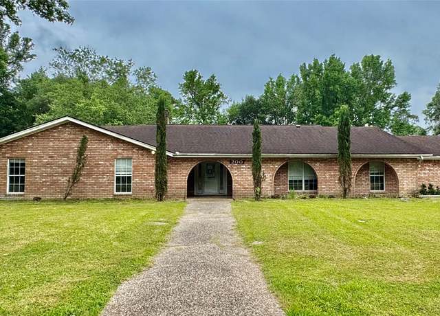 Property at 200 Greenwood Dr, Beaumont, TX 77705, 3 beds, 2.5 baths