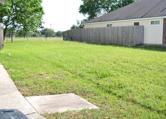 Property at 13611 Padgett Dr, Sugar Land, TX 77498