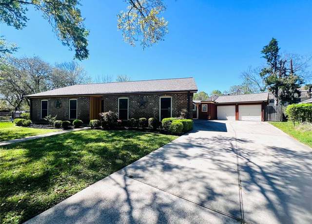 Property at 914 Marys Ct, Friendswood, TX 77546, 3 beds, 2.5 baths