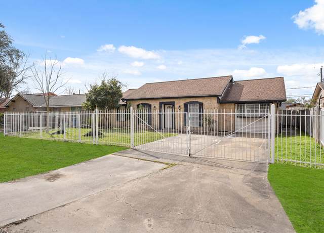 Property at 9231 Cobbleshire Dr, Houston, TX 77037, 4 beds, 3.5 baths