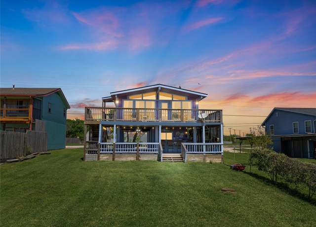 Property at 327 Bayshore Dr, Palacios, TX 77465, 3 beds, 3 baths