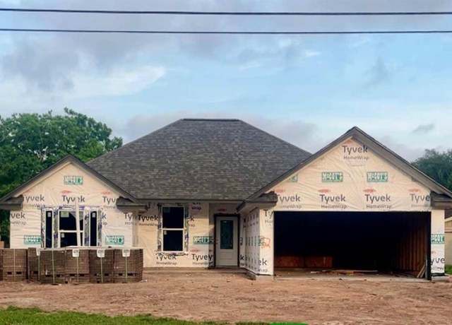 Property at 52 Leeder Ct, Lake Jackson, TX 77566, 3 beds, 2 baths