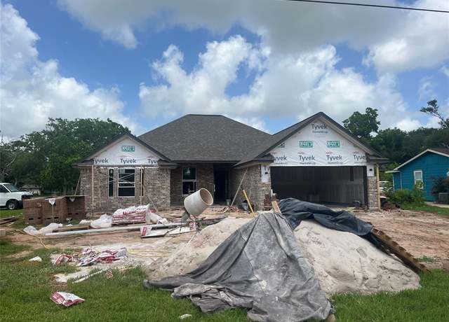 Property at 52 Leeder Ct, Lake Jackson, TX 77566, 3 beds, 2 baths