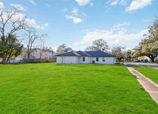 Property at 711 W Sidnor St, Alvin, TX 77511, 4 beds, 3 baths