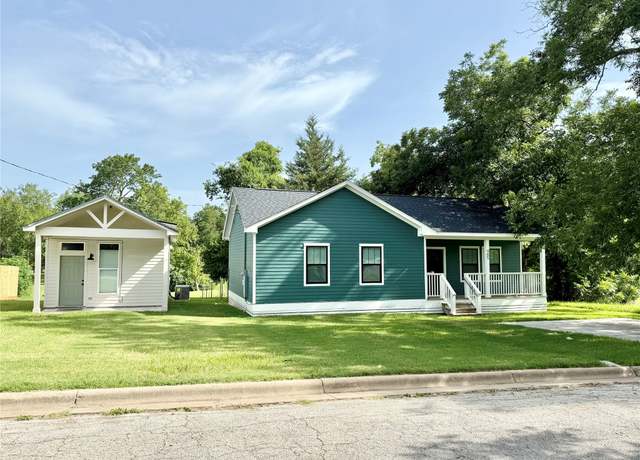 Property at 905 Sycamore St, Brenham, TX 77833, 3 beds, 2 baths
