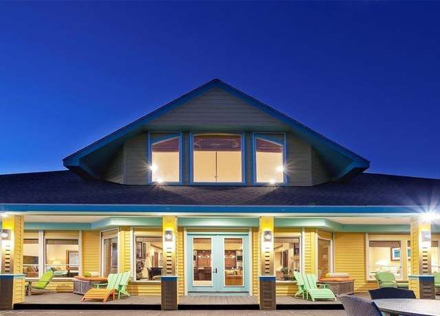 Property at 680 Villa Dr, Crystal Beach, TX 77650, 4 beds, 5 baths