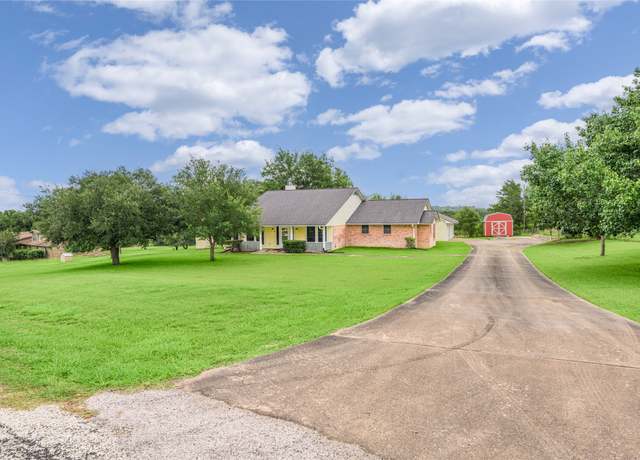 Property at 7027 Kurt Dr, Brenham, TX 77833, 3 beds, 2.5 baths
