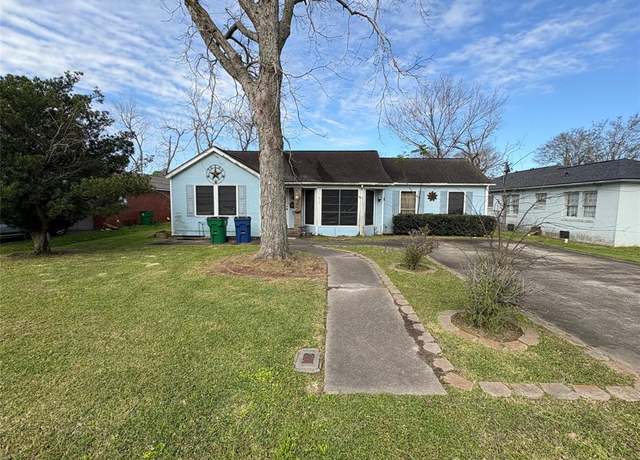 Property at 615 N Tinsley St, Angleton, TX 77515, 3 beds, 2 baths
