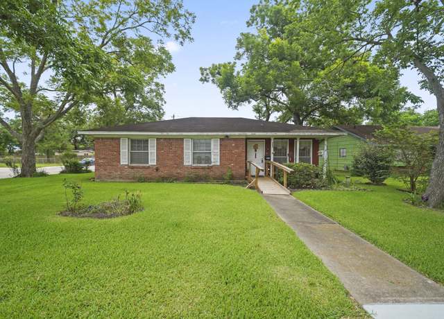 Property at 836 Sycamore St, Lake Jackson, TX 77566, 3 beds, 1 bath