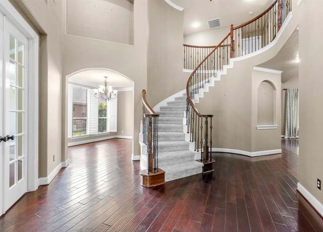 Property at 95 W Hullwood Cir, The Woodlands, TX 77389, 5 beds, 4 baths
