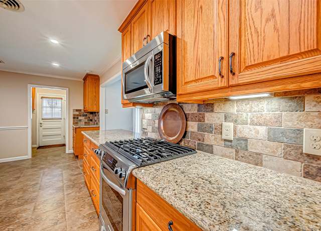 Property at 6730 Lindyann Ln, Houston, TX 77008, 3 beds, 2 baths