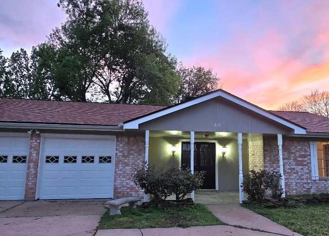 Property at 213 Oakwood St, League City, TX 77573, 3 beds, 2 baths