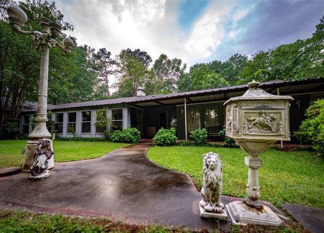 Property at 404 N Grace St, Crockett, TX 75835, 4 beds, 3 baths