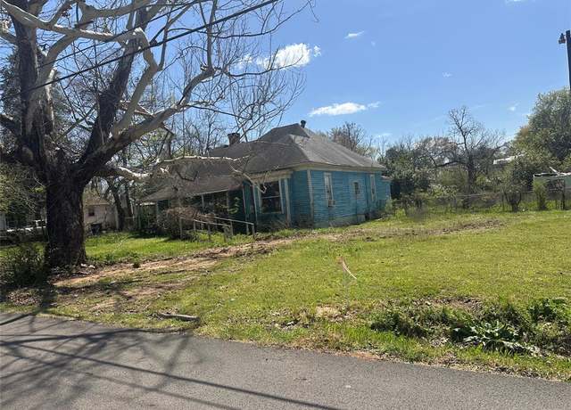 Property at 205 W Houston Ave, Crockett, TX 75835, 3 beds, 2 baths