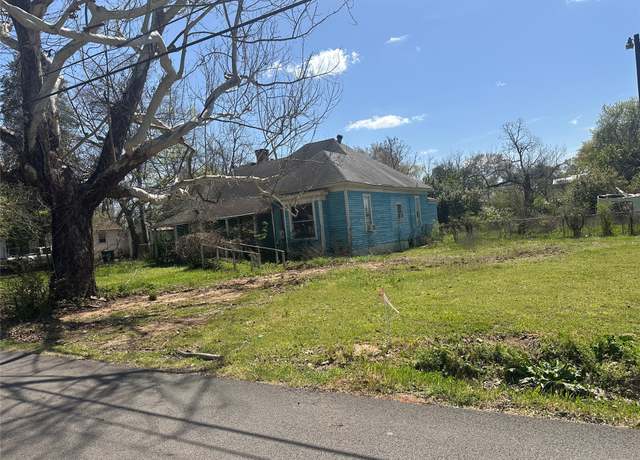 Property at 205 W Houston Ave, Crockett, TX 75835, 3 beds, 2 baths