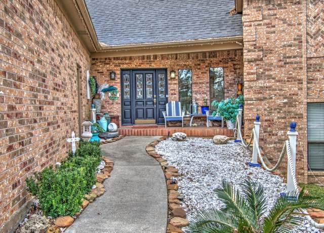 Property at 52 Cherry Hill Dr, Conroe, TX 77304, 3 beds, 2.5 baths