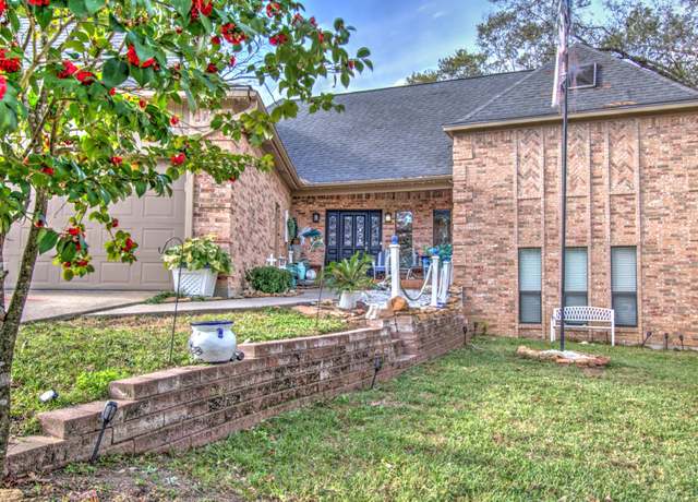 Property at 52 Cherry Hill Dr, Conroe, TX 77304, 3 beds, 2.5 baths