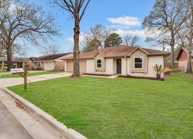Property at 2405 N Thompson St, Conroe, TX 77303, 3 beds, 2 baths
