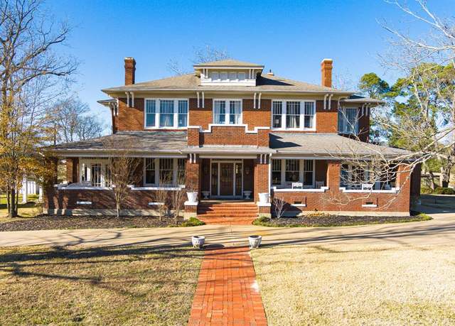 Property at 1008 San Antonio Rd, Crockett, TX 75835, 4 beds, 3 baths
