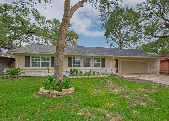 Property at 8045 Ridgeview Dr, Houston, TX 77055, 3 beds, 2 baths