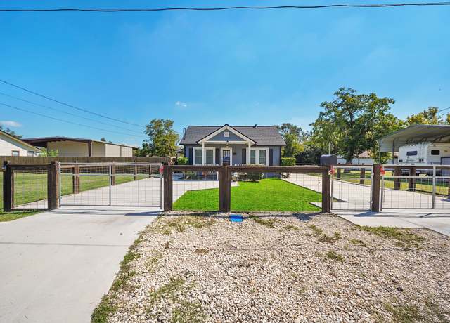 Property at 307 S 5th St, Highlands, TX 77562, 3 beds, 1.5 baths