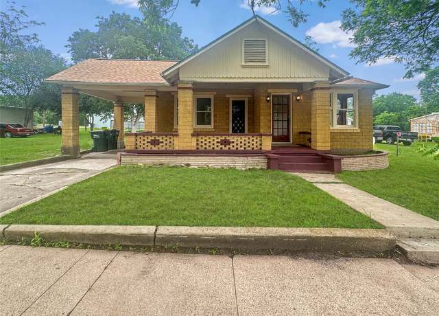 Property at 320 E South Main St, Flatonia, TX 78941, 3 beds, 1.5 baths
