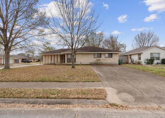 Property at 2114 Lazybrook Dr, Houston, TX 77008, 3 beds, 1.5 baths