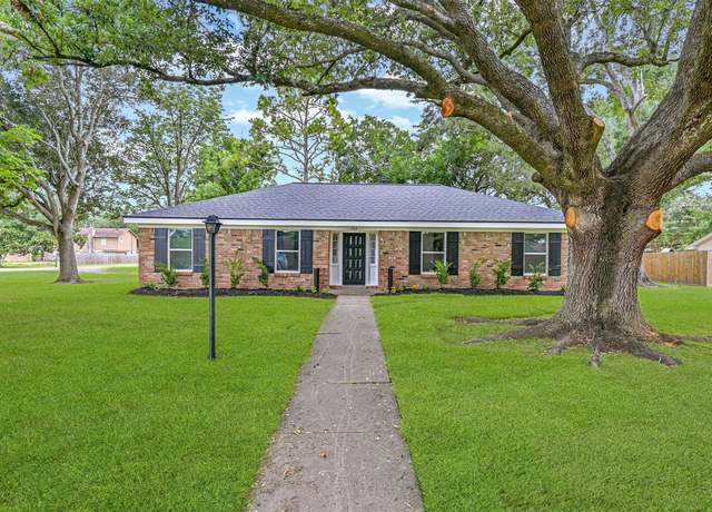 Property at 102 E Wildwinn Dr Dr, Alvin, TX 77511, 4 beds, 2.5 baths