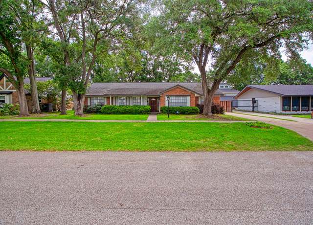 Property at 2010 Oceanview Dr, Seabrook, TX 77586, 3 beds, 2 baths