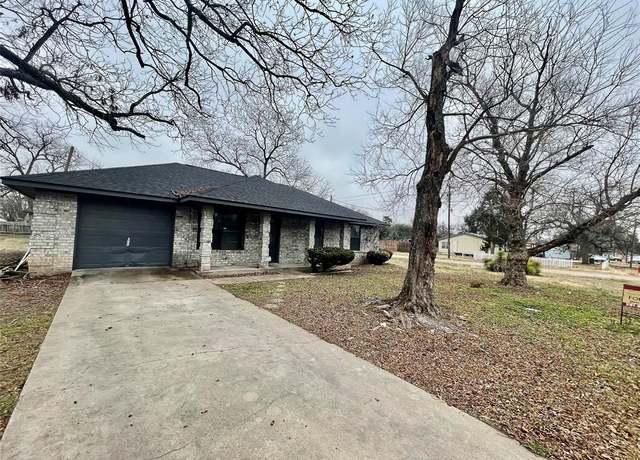 Property at 302 N 2nd St, Rosebud, TX 76570, 3 beds, 1 bath