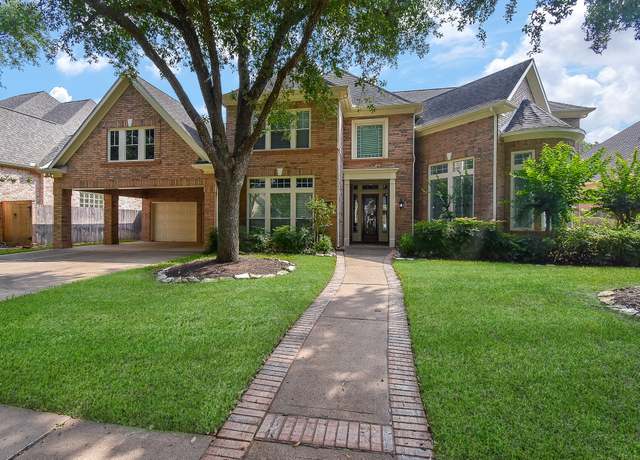 Property at 3211 Riviera Dr, Sugar Land, TX 77479, 5 beds, 4.5 baths