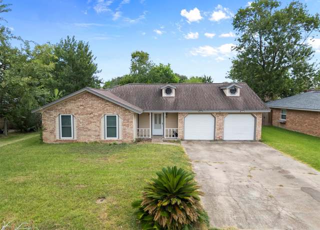 Property at 103 Ironwood St, Lake Jackson, TX 77566, 3 beds, 2 baths