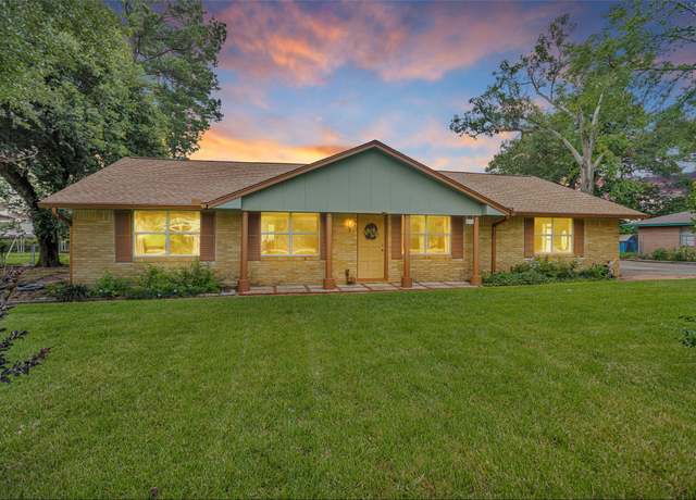 Property at 511 Northwood Dr, Conroe, TX 77303, 3 beds, 2 baths