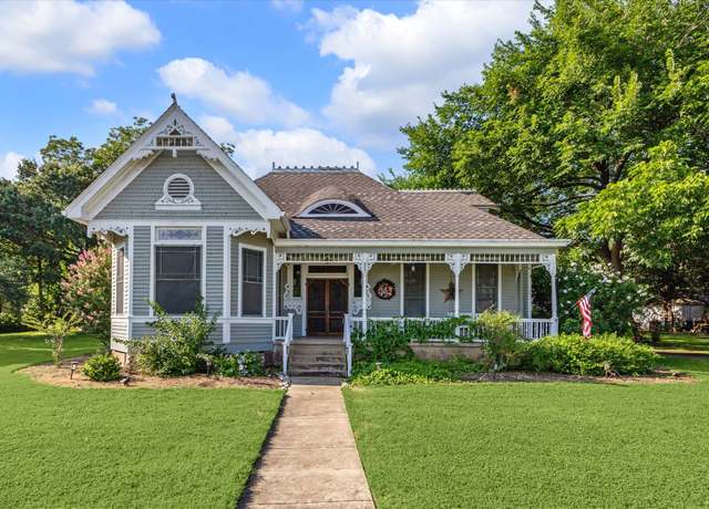 Property at 807 Summit St, Schulenburg, TX 78956, 3 beds, 1 bath
